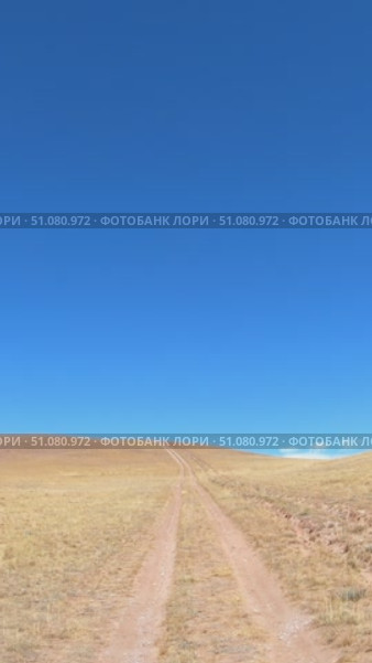 Driving along a country road in Altai desert and semi-desert environment. Стоковое видео, видеограф Сергей Пристяжнюк (Serg Zastavkin) / Фотобанк Лори