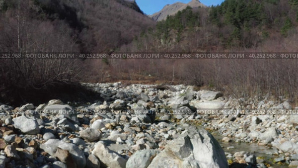 Drone flying above rapid river stream at mountain gorge in sunny autumn day. Стоковое видео, видеограф Кирилл Трифонов / Фотобанк Лори