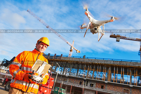 Drone operated by construction worker on building site. Стоковое фото, фотограф Дмитрий Калиновский / Фотобанк Лори