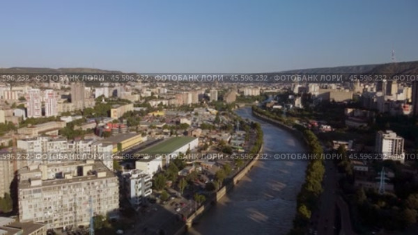 Drone Shot of Tbilisi: Soviet-Era Buildings and River View. Стоковое видео, видеограф Поскребышев Михаил / Фотобанк Лори
