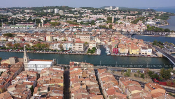 Drone view of the administrative center of the city of Martigues, located on the Mediterranean coast, in the south-east of France. Стоковое видео, видеограф Яков Филимонов / Фотобанк Лори