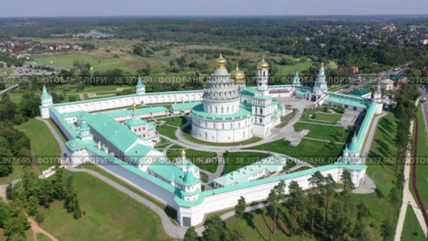 Drone view of the Resurrection New Jerusalem Stavropigial Monastery in the city of Istra, Russia. Стоковое видео, видеограф Яков Филимонов / Фотобанк Лори