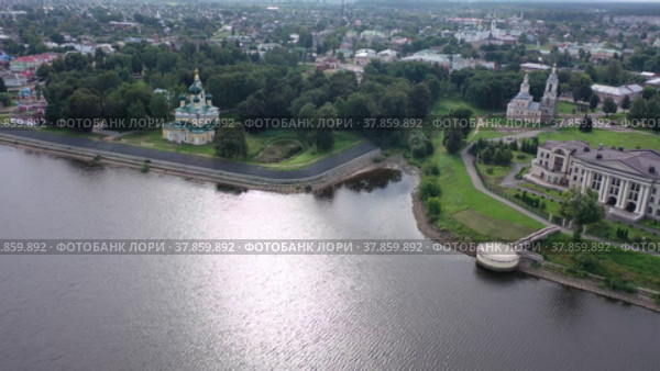 Drone view of the Volga River and temples, as well as residential areas in the city of Uglich in the summer afternoon, Russia. Стоковое видео, видеограф Яков Филимонов / Фотобанк Лори