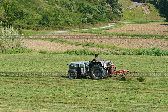 Drying grass with a tractor (2019 год). Редакционное фото, фотограф YuryKara / Фотобанк Лори