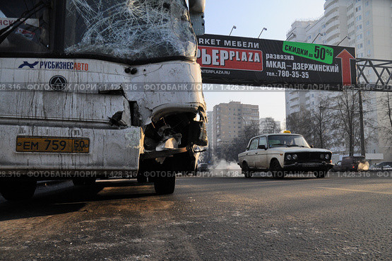 ДТП на Волгоградском проспекте (2010 год). Редакционное фото, фотограф дмитрий паршин / Фотобанк Лори