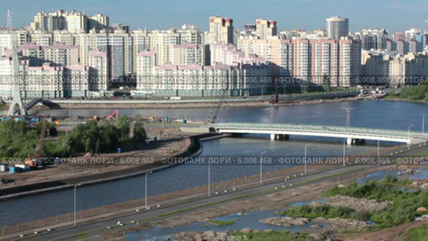 Дудергофский канал возле Южно-Приморского парка, новостройки вдоль улицы Маршала Захарова, Санкт-Петербург (2014 год). Стоковое видео, видеограф Кекяляйнен Андрей / Фотобанк Лори