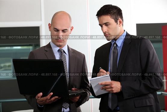 duo of young businessmen with laptop. Стоковое фото, агентство Ingram Publishing / Фотобанк Лори