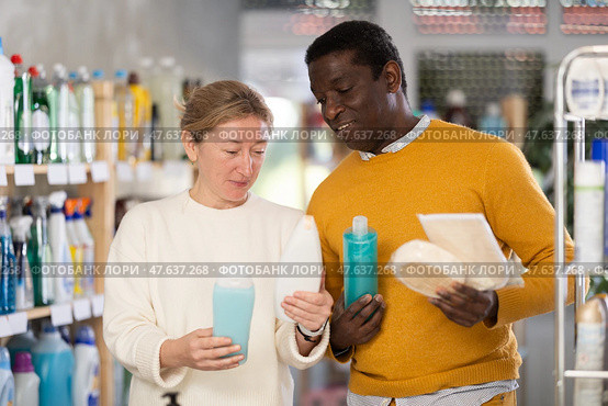 During shopping, African male client with wife advised and choose shampoo, shower gel, bast wisp. Стоковое фото, фотограф Яков Филимонов / Фотобанк Лори