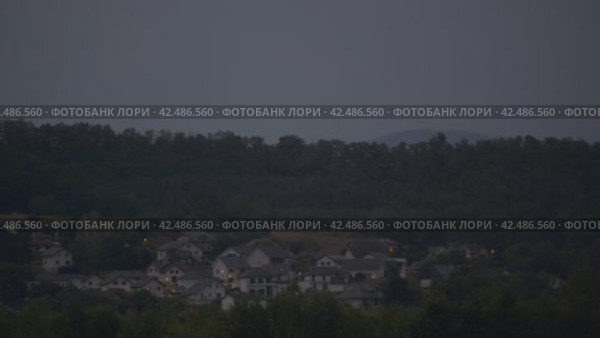 Dusk settles over suburbia. Стоковое видео, видеограф Данил Руденко / Фотобанк Лори