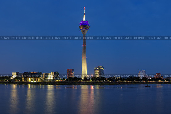 Дюссельдорф. Вечерний вид на телебашню Rheinturm, здание ландтага Северного Рейна-Вестфалии и комплекс зданий Neuer Zollhof по проекту архитектора Фрэнка Гери (2012 год). Стоковое фото, фотограф Михаил Марковский / Фотобанк Лори