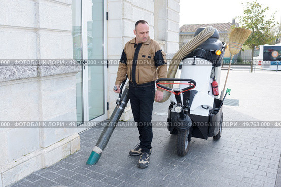 dustman works with exhauster. Стоковое фото, агентство Ingram Publishing / Фотобанк Лори