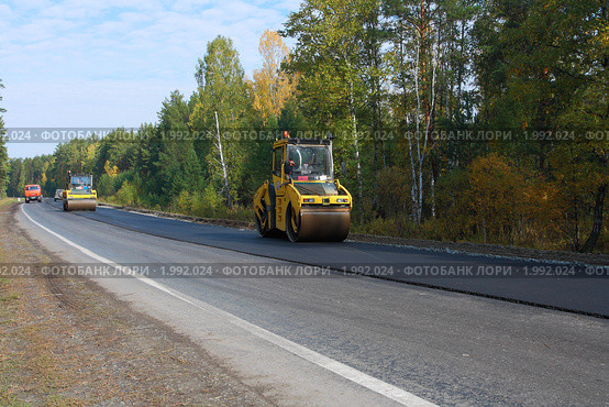Два катка прикатывают тонкий слой асфальта (2010 год). Редакционное фото, фотограф Анатолий Матвейчук / Фотобанк Лори