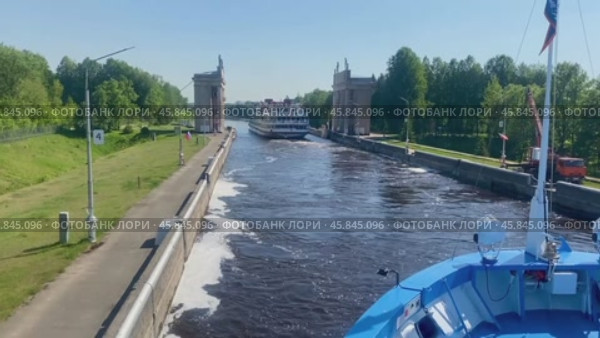 Два круизных корабля в шлюзе № 6 Канала имени Москвы. Стоковое видео, видеограф Владимир Шипикин / Фотобанк Лори