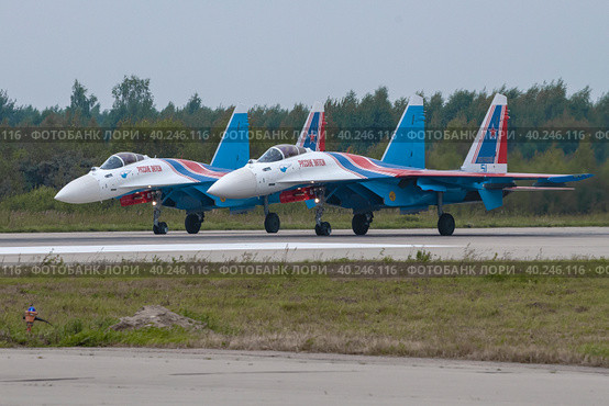 Два российских истребителя Су-35С пилотажной группы "Русские витязи" перед взлетом сумрачным летним днем. Аэродром Кубинка (2022 год). Редакционное фото, фотограф Виктор Карасев / Фотобанк Лори