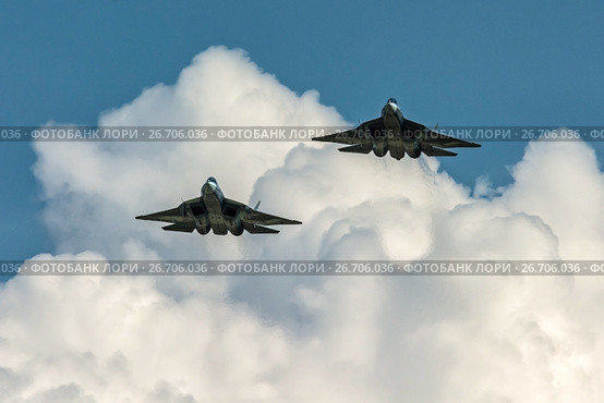 Два самолета Т-50 в полете на МАКС-2017. Редакционное фото, фотограф Alexei Tavix / Фотобанк Лори