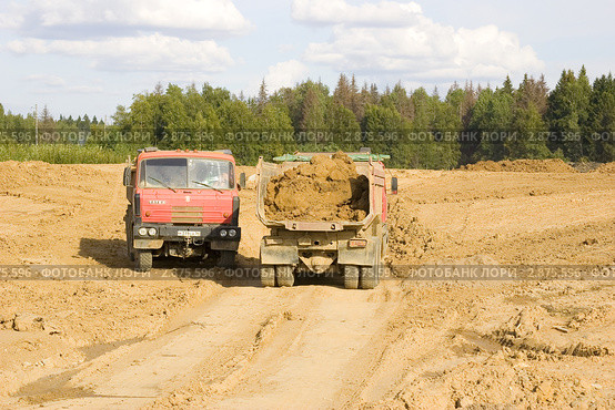 Два самосвала (2011 год). Редакционное фото, фотограф Наталия Шевченко / Фотобанк Лори