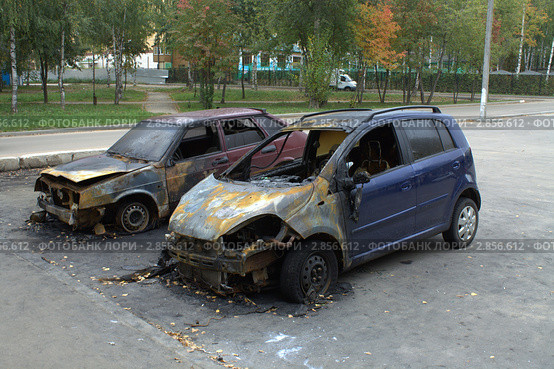 Два сгоревших автомобиля на стоянке. Стоковое фото, фотограф Виктор Сухарев / Фотобанк Лори
