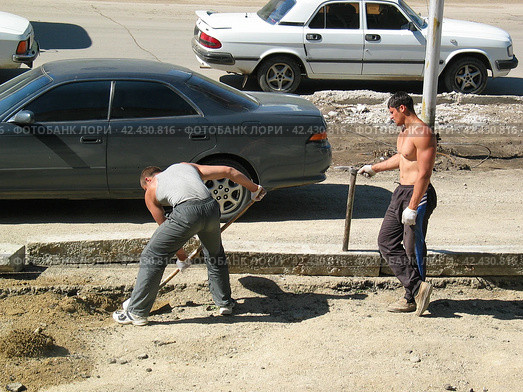 Два землекопа. Two diggers. (2004 год). Редакционное фото, фотограф Зимбачевский Виктор / Фотобанк Лори