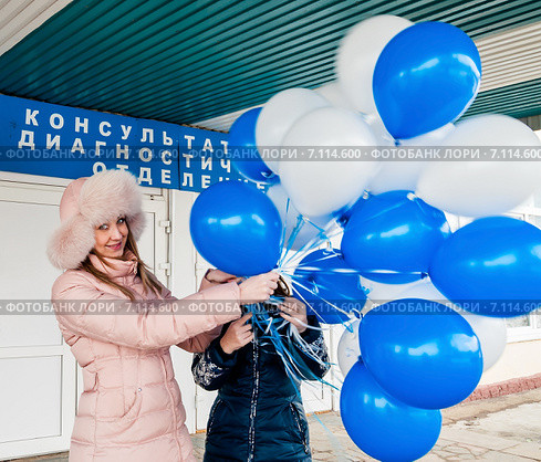 Две девушки с шариками в руках возле роддома. Стоковое фото, фотограф Игорь Низов / Фотобанк Лори