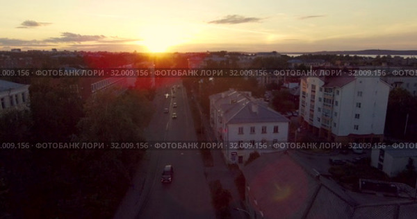 Движение автомашин на городской улице на закате летом. Петрозаводск (2019 год). Стоковое видео, видеограф Sergei Gorin / Фотобанк Лори