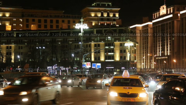 Движение автомобилей в центре Москвы (Театральный проезд возле здания Государственной Думы Федерального Собрания Российской Федерации). Россия. Таймлапс (2015 год). Редакционное видео, видеограф Владимир Журавлев / Фотобанк Лори