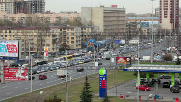 Движение автомобилей в вечернее время на пересечении Ленинского проспекта и площади Конституции, Санкт-Петербург (2013 год). Редакционное видео, видеограф Кекяляйнен Андрей / Фотобанк Лори