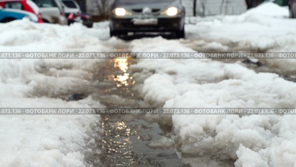 Движение автомобиля по слякотной весенней дороге. Стоковое видео, видеограф Георгий Дзюра / Фотобанк Лори