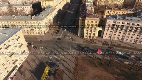 Движение автотранспорта на перекрестке Краснопутиловской и улицы Зенитчиков в вечернее время. Санкт-Петербург (2016 год). Стоковое видео, видеограф Кекяляйнен Андрей / Фотобанк Лори
