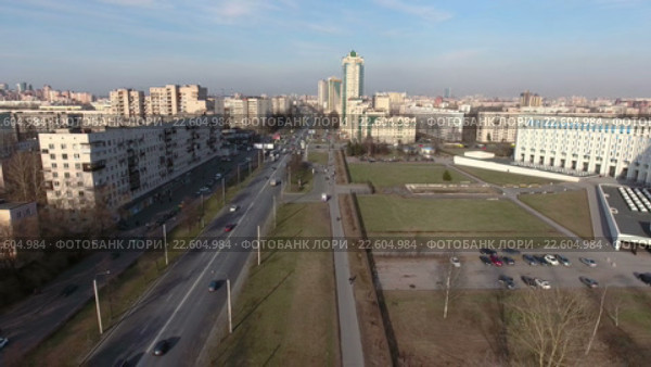 Движение автотранспорта по проспекту Ветеранов, рядом со зданием городского онкологического центра, Санкт-Петербург (2016 год). Стоковое видео, видеограф Кекяляйнен Андрей / Фотобанк Лори