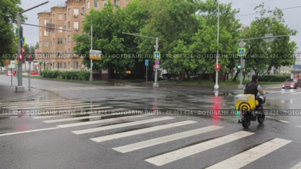 Движение на перекрестре. Общественный транспорт, такси, курьеры.  Москва, Башиловская улица. Редакционное видео, видеограф Мария Сергеева / Фотобанк Лори