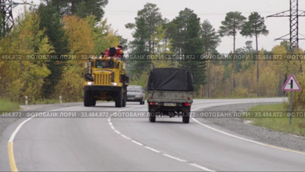 Движение на трассе. Кран-погрузчик на базе грузовика Oshkosh 200BAX. Oshkosh 200BAX truck-mounted loader crane. Traffic on the highway. (2016 год). Редакционное видео, видеограф Евгений Романов / Фотобанк Лори