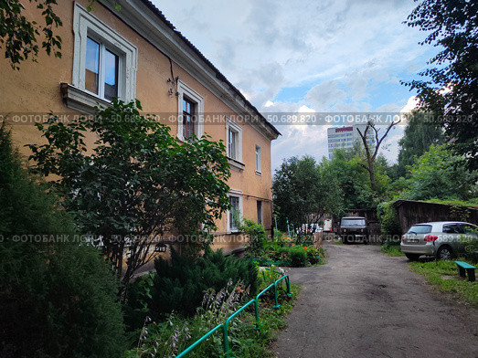 Двор с жилым домом с палисадником  и припаркованными машинами в Ярославле (2024 год). Редакционное фото, фотограф Ирина Терентьева / Фотобанк Лори