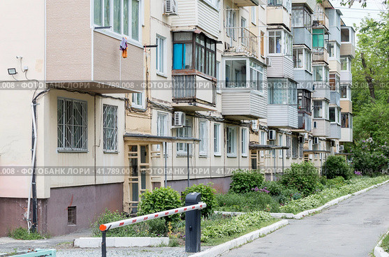 Двор старой панельной хрущевки летом. Россия, Владивосток (2022 год). Стоковое фото, фотограф Денис Станиславович Кабелев / Фотобанк Лори