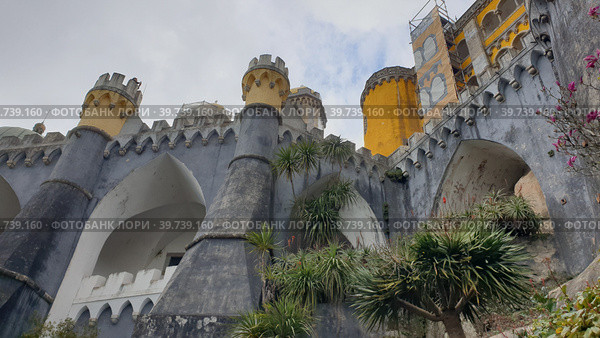 Дворец Пена (Palacio Nacional da Pena). Синтра, Лиссабон, Португалия (2023 год). Редакционное фото, фотограф lana1501 / Фотобанк Лори