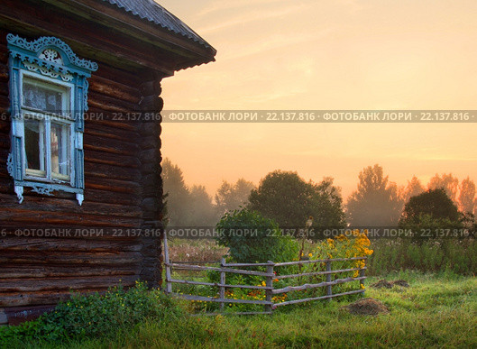 Дворик деревенского дома в Ярославской области (2014 год). Стоковое фото, фотограф Алексей Лобанов / Фотобанк Лори