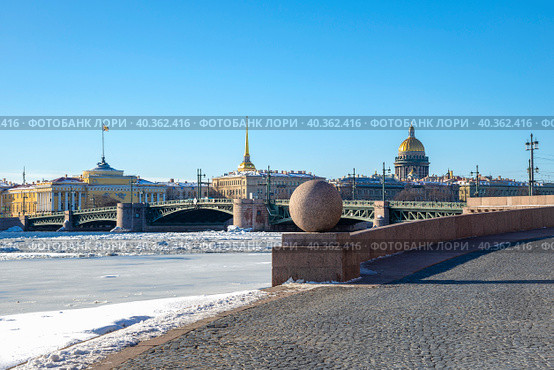 Дворцовый мост ранним апрельским утром. Санкт-Петербург (2023 год). Стоковое фото, фотограф Анна Карасева / Фотобанк Лори