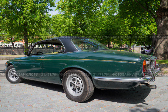 Двухдверный Jaguar XJ12c Daimler Double Six Coupe на слете владельцев автомобилей Ягуар в Турку. Финляндия (2015 год). Редакционное фото, фотограф Виктор Карасев / Фотобанк Лори