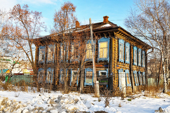 Двухэтажный деревянный дом (дом Лопатина). Город Тобольск. Улица Кирова, 23 (2015 год). Стоковое фото, фотограф Александр Тараканов / Фотобанк Лори