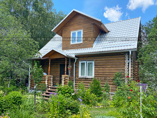 Двухэтажный деревянный загородный дом с садом (2022 год). Стоковое фото, фотограф Мария Кылосова / Фотобанк Лори