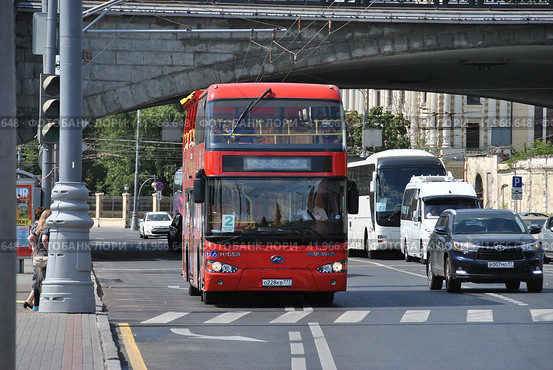 Двухэтажный экскурсионный автобус City Sihgtseeng. Кремлевская набережная. Москва (2014 год). Редакционное фото, фотограф lana1501 / Фотобанк Лори