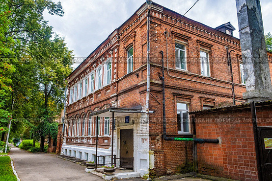 Двухэтажный, старый, кирпичный дом с декором (Усадьба Сырова в Богородске) (2024 год). Редакционное фото, фотограф Илья Старков / Фотобанк Лори