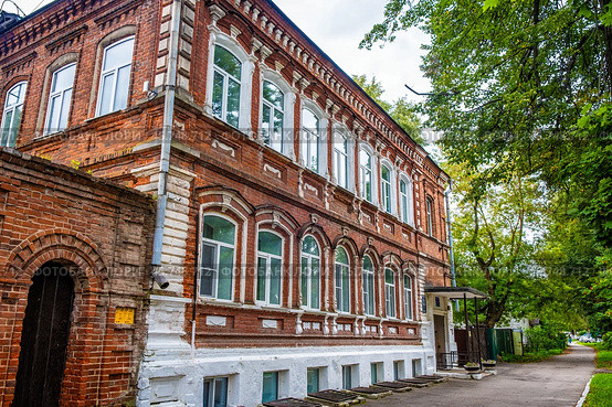 Двухэтажный, старый, кирпичный дом с декором (Усадьба Сырова в Богородске) (2024 год). Редакционное фото, фотограф Илья Старков / Фотобанк Лори