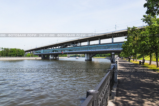 Двухуровневый метромост на Воробьевых горах (2012 год). Редакционное фото, фотограф Алёшина Оксана / Фотобанк Лори