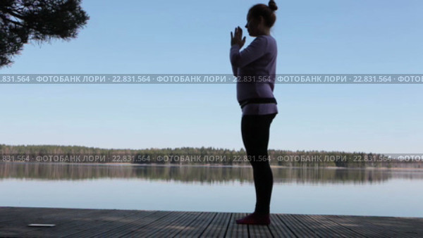 Дыхательные упражнения на берегу озера, занятие йогой. Стоковое видео, видеограф Кекяляйнен Андрей / Фотобанк Лори