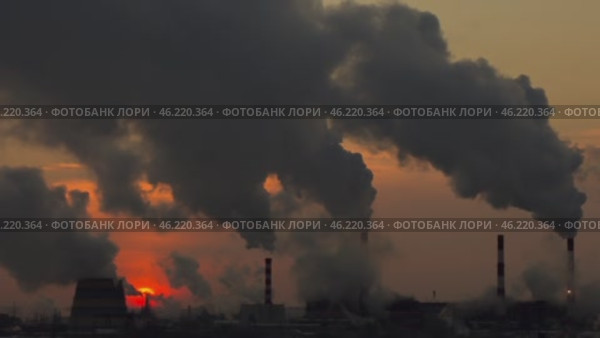 Дым из труб и градирен над ТЭЦ. Стоковое видео, видеограф Сергей Данилов / Фотобанк Лори