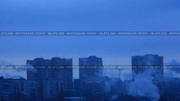 Дымы поднимаются над городом в холодный день межсезонья (2015 год). Стоковое видео, видеограф Цыбин Вадим / Фотобанк Лори