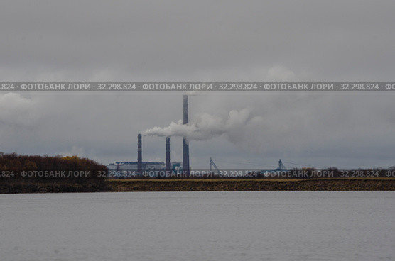 Дымящие трубы над лесом. Экология и загрязнение воздуха. Стоковое фото, фотограф Яковлев Сергей / Фотобанк Лори