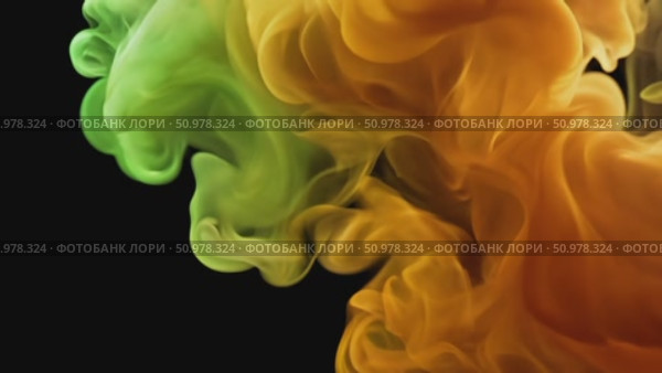 Dynamic swirling yellow and green smoke in slow motion on black background. Стоковое AI-видео, аниматор Владимир Федоров / Фотобанк Лори