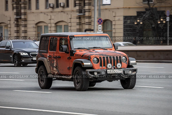 Джип Jeep Wrangler Rubicon быстро едет по городской улице. Редакционное фото, фотограф Константин Григорьев / Фотобанк Лори