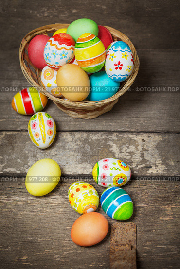 Easter eggs in the basket. Стоковое фото, фотограф Типляшина Евгения / Фотобанк Лори